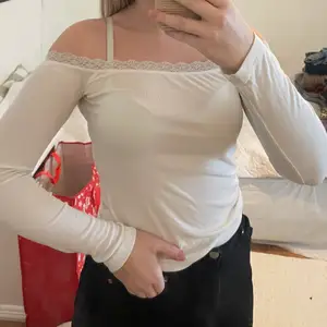 Super söt långärmad offshoulder tröja med spetsdetaljer från BIKBOK💕💕 XS men passar ändå S👌🏻