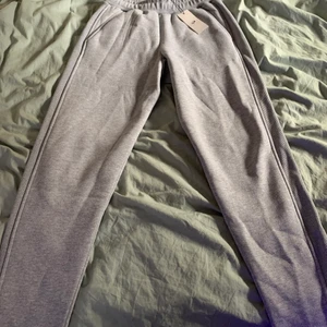 Hoods of saints raka byxor - Helt oanvända straight leg mjukisbyxor ifrån hoods of saints.  Köpare står för frakt