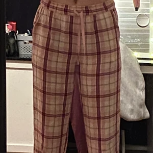 Rutiga pyjamasbyxor - Rutiga pyjamasbyxor från Twilfit. Mycket bra skick, inga fläckar eller hål och super duper sköna. De har blivit för små för mig tyvärr så det är därför jag säljer dem. Inget fel på dem.