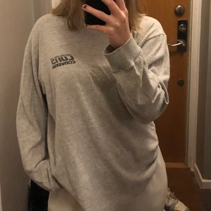 converse sweatshirt M - En ljusgrå converse sweatshirt i storlek M. Väl använd men i superfint skick ❤️ hör av er för fler bilder 