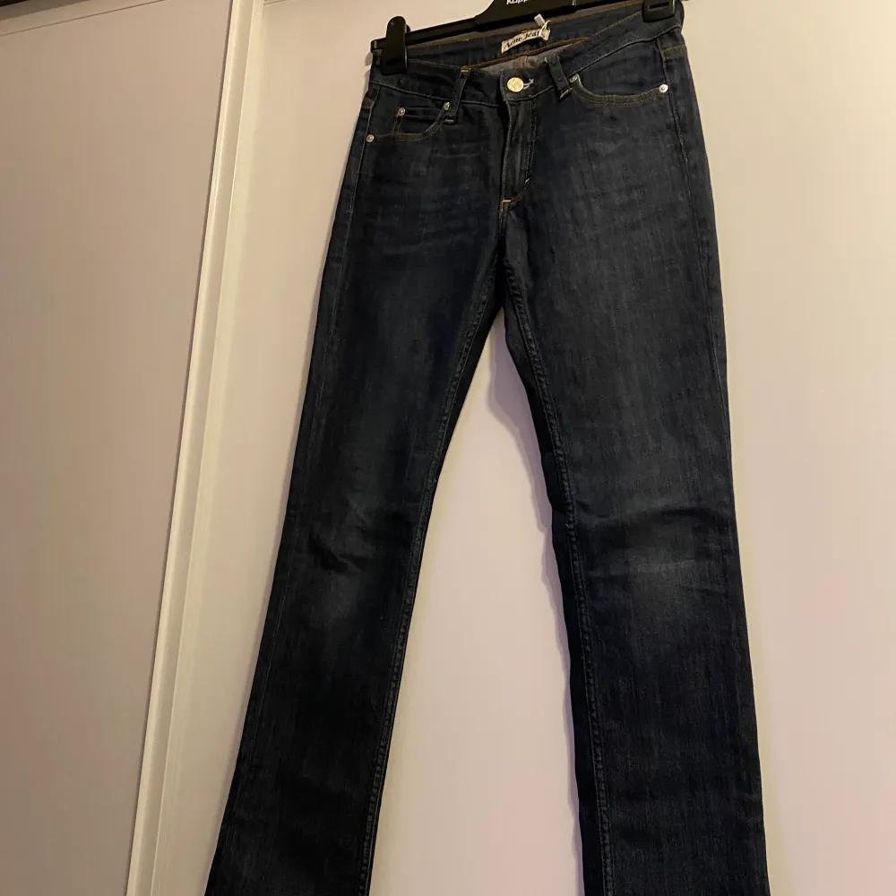 Mörkblå, midrise Acne jeans som är köpta på Sellpy. De är i princip i nyskick men säljer för att de var för små (har bara testat dem). Så snygga och passar nog bäst på någon som har XS i storlek på byxor. Skriv gärna om ni har frågor!. Jeans & Byxor.