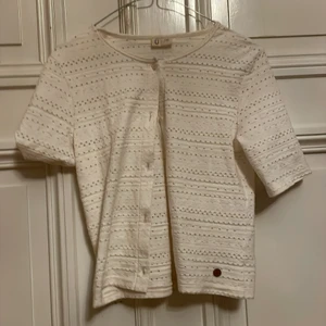 Tröja  - Säljer denna som är aldrig använd det är en jätte fin vit tröja med små hål storlek 170 också säljer direkt för 400❤️