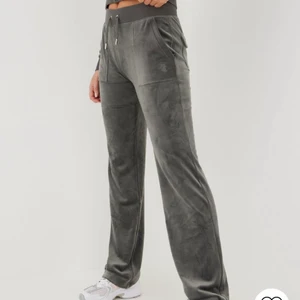 Juicy couture byxor - Säljer hela min dress men eftersom jag ej fått den såld så säljer bara mina byxor. Dom är super fina och sköna som nya har använt fåtal gånger. Hör av dig om du har några frågor☺️