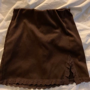 Kjol ifrån HM✨💗 - Jätte fin kjol ifrån HM, aldrig kommit till användning då den är för kort och liten för mig! Är ca 173💓 Stl Xs. 