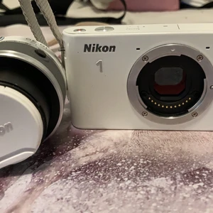 kamera  - En kamera som jag fick av min pappa år 2019 från usa och har inte använt så mycket för att jag har skaffat en annnan kamera. En jättefin kamera och min laddare fungerar som den ska jag har bara tappat den så pappa fick lagga den och man får kamera, väska, minneskort och laddare 