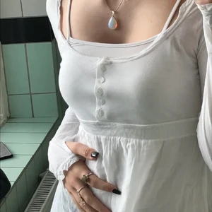 Bella Swan liknande topp - Säljer denna hunkydory blus/långärmade som jag köpte här på plick men som inte riktigt känns som min stil. Har ett pyttelitet hål som inte ens jag hittade på tröjan men som iaf förra ägaren tog foto på❤️