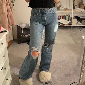Zara jeans - Säljer mina fina raka jeans från zara, då de ej kommer till användning. Passformen är 👌🏻. Storlek 32/XS. 💙 Hör av dig vid intresse/frågor!🤍  Går ej att köpa från hemsidan längre.