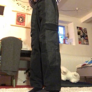 Urban Outfitters Cargo Skate Jeans - Ett par assnygga cargo jeans från Urban Outfitters (BDG) i två olika nyanser av svart jeans. Byxorna har skatestil och har en loose, wide passform. De har två stycken fickor på båda byxbenen och även vanliga i midjehöjd. På sista bilden kan man se måtten som är W32 och L30, passar M/L/XL beroende på vilken passform man vill ha :) (möjligtvis S). Säljer då de tyvvär är för stora:(