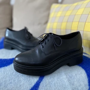 Vagabond Stl 37 - Älskar dessa skor! Men måste tyvärr sälja dem när jag inte använder dem😭. De är i superfint skick och välomhändertagna. Lätta finskor med lite platå, funkar vardag som till fest. 