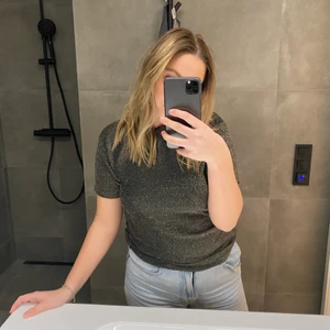 Tshirt - Glittrig t-shirt från Gina tricot