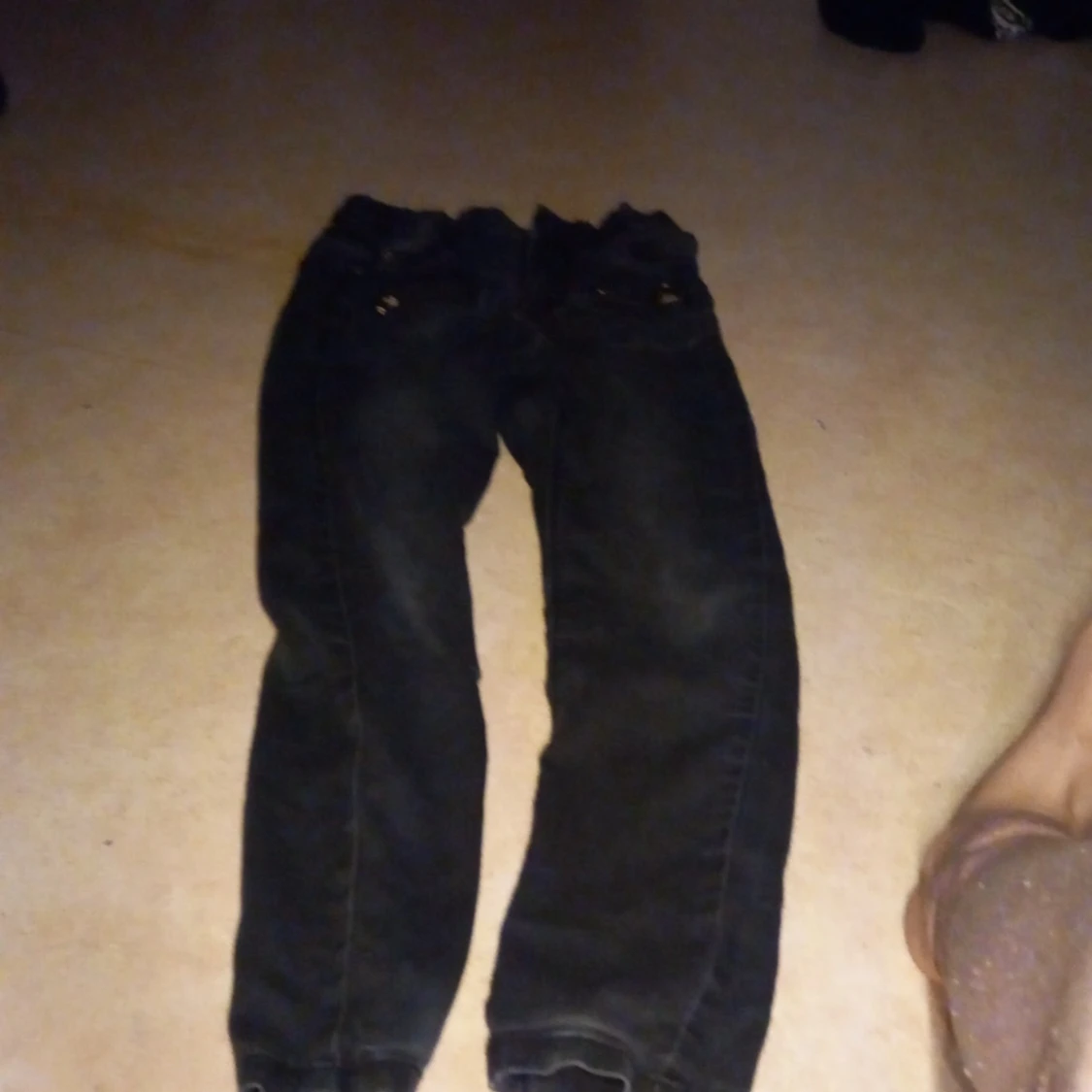 Svarta jeans 40 kr plus frakt 15 kr