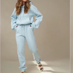 Hanna Schönberg Mjukisset! - Säljer mitt fina ljusblå mjukisset från Hanna Schönbergs kolektion på NAKD på grund av att det inte kommer till användning längre💗 Nypris 600❤️