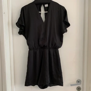 Svart jumpsuitklänning  - Silkesmaterial, använd 1 gång