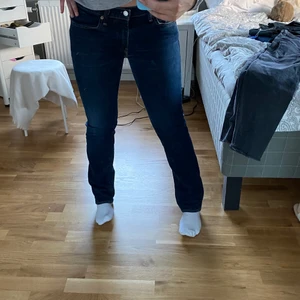 Levis jeans - Sååå fina jeans från levis, älskar färgen på dom. Dom är lågmidjade och raka i benen. Det ör storlek W32 L32😊