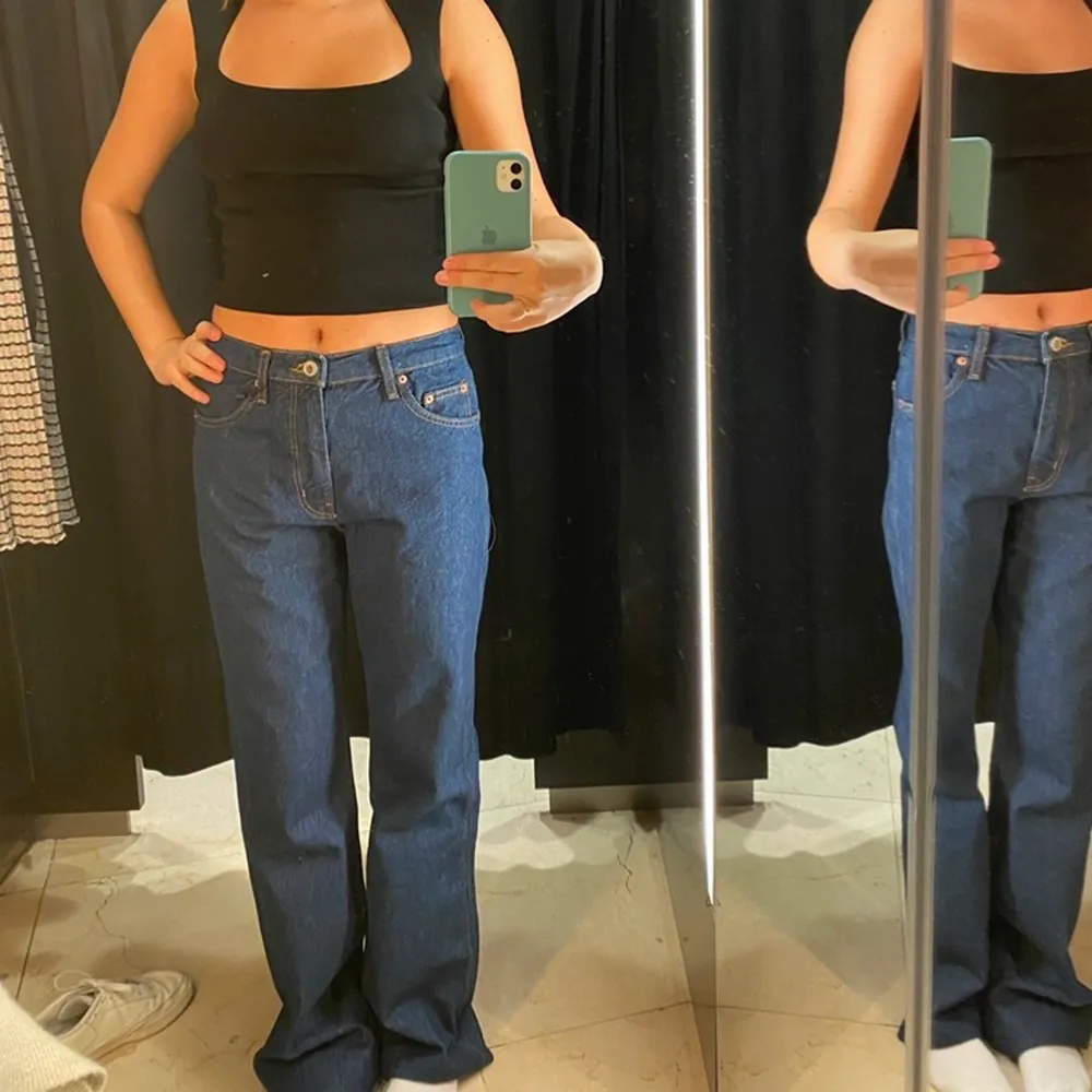 Supersnygga mid waist jeans från zara! Super najs lite mörkare blå färg och bra längd, storlek 38 och endast använda ca 5 ggr💕ska vara lite bootcut men är tyvärr lite för kort för det att synar;). Jeans & Byxor.