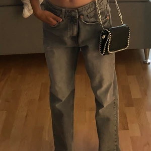 Jeans - Ett par jeans från zara, dom har krympt lite så då passar 32/34. Dom är lite lågmidjade. Det vita på ena benet syns inte så mycket när man har på dom!! Frakt till kommer (Står inte för frakten)