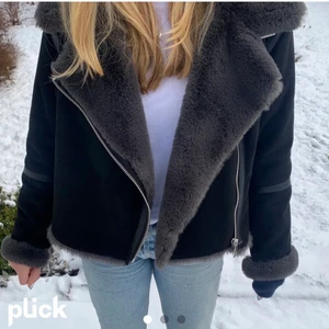 Snygg Vårjacka 💋 - Nu säljer jag mina fina höstjacka från Zara som jag köpte här på plick (första bilden är lånad). Perfekt jacka nu till hösten, i storlek S och verkligen så snygg, säljer då den inte kommer till användning! Skriv gärna om du är intresserad!