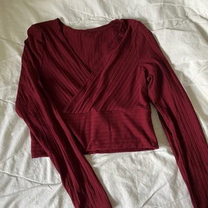 Helt ny vinröd topp strl S - Endast testad vinröd ribbad crop top med omlott över brösten. Storlek S💖 frakt 52kr