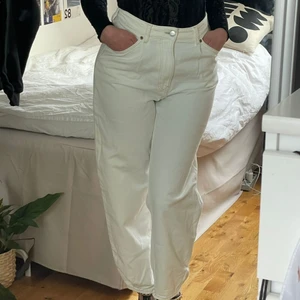 LeexHm jeans stl 38 - Vita Lee jeans perfekt för en dag på stan, dag som natt fika eller middag. Köpta för 600kr helt nya aldrig använda. Börjar budgivning på 350kr. Vid direktköp 400kr.