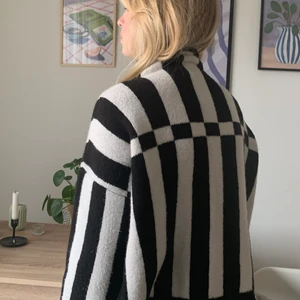 Stickad randig tröja från Mango - Säljer min coola stickade tröja från Mango då den inte längre kommer till användning hos mig. Strl S. Superfint skick🦋