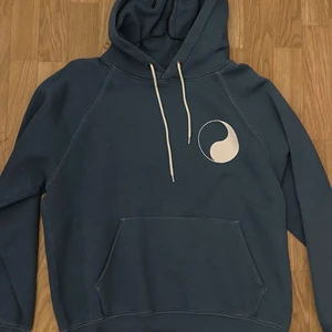 our legacy workshop hoodie - our legacy workshop hoodie blå i storlek 46. aldrig använd. köparen står för frakt 💚