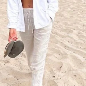 Linnebyxor  - Säljer dessa snygga linnebyxor, är använda 1 gång och är i super fint skick! 