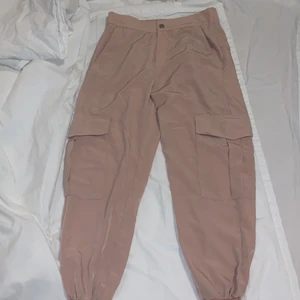 Rosa luftiga sommar byxor - Rosa luftiga sommar byxor med fickor. Stretchiga i midjan och vid fötterna.