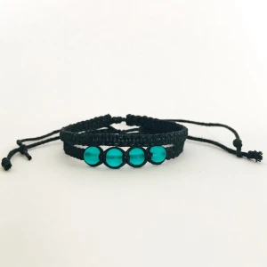 Armband ’The 4ce’ - Svarta hangjorda armband som kommer i S-L. Passar allt man kan tänka sig och är väldigt litet men ändå elegant och står ut✨. S=14cm M=17.5cm L=18cm, mät under ”handledsknölen” för att få rätt storlek😇