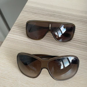 Tom Ford solglasögon  - Vintage solglasögon i y2k stil från Tom Ford💓💛💛 Dem är i fint skick, utan defekter och det ingår tillhörande fodral❣️ Jag säljer för 55kr styck och 100kr för båda💗💓