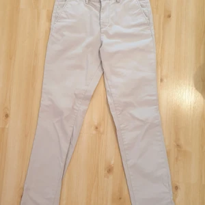 Beige chinos från Jack & Jones - Beige chinos från Jack & Jones. Storlek: 27/32. Knappt använda. Säljes pga de har blivit för små. Nypris: 500kr.