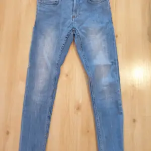 Ljusblåa jeans från New Yorker med märket FSBN. Storlek: 28/30. Använda endast några gånger. Säljes pga de har blivit för små. Nypris: 300kr.