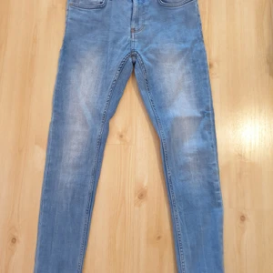 Ljusblåa jeans från FSBN - Ljusblåa jeans från New Yorker med märket FSBN. Storlek: 28/30. Använda endast några gånger. Säljes pga de har blivit för små. Nypris: 300kr.