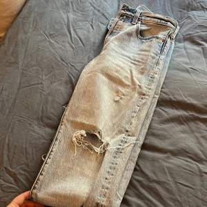 Levi’s byxor - Snygga Levi’s byxor köpte här på Plick!! Säljes då de tyvärr var för små!! Storlek 27 i midjan :) Pris går att diskutera vid snabb affär 