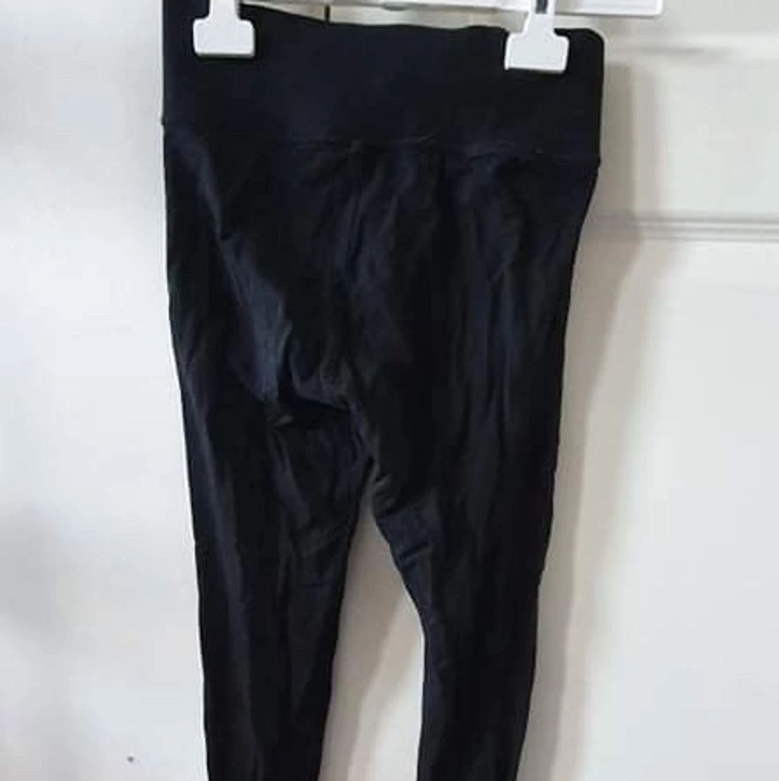 Svarta Tränings tights med text  - 90