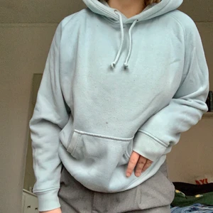 Ljusblå hoodie BikBok - Säljer denna hoodien i strl M, välanvänd men superfin