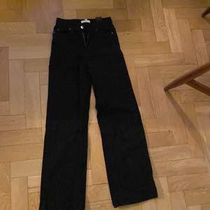 Svarta jeans från hm. Wide leg, mycket bra skick i storlek 34