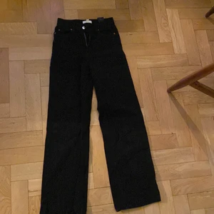 Jeans wide leg - Svarta jeans från hm. Wide leg, mycket bra skick i storlek 34