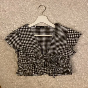 Rutig topp - Oanvänd, går att dra åt i midjan.