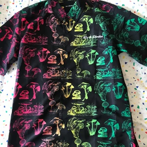 Trippy skjorta - Sjkorta med skönt mönsker av svampar i kulörta färger. Använd några få gånger