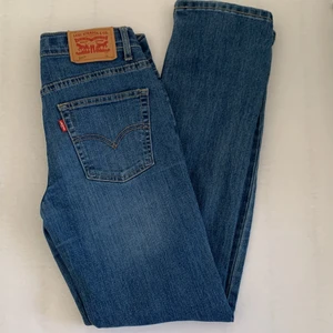 Levis jeans - Jättesnygga, populära jeans, Levi’s jeans! Har använt dem här jeansen ganska mycket men dem är som nya! Det finns inga fläckar och inga hål! Säljer dem eftersom dem inte kommer till användning! Jag är 156 och skulle säga att det passa någon vid 155-160 typ❤️