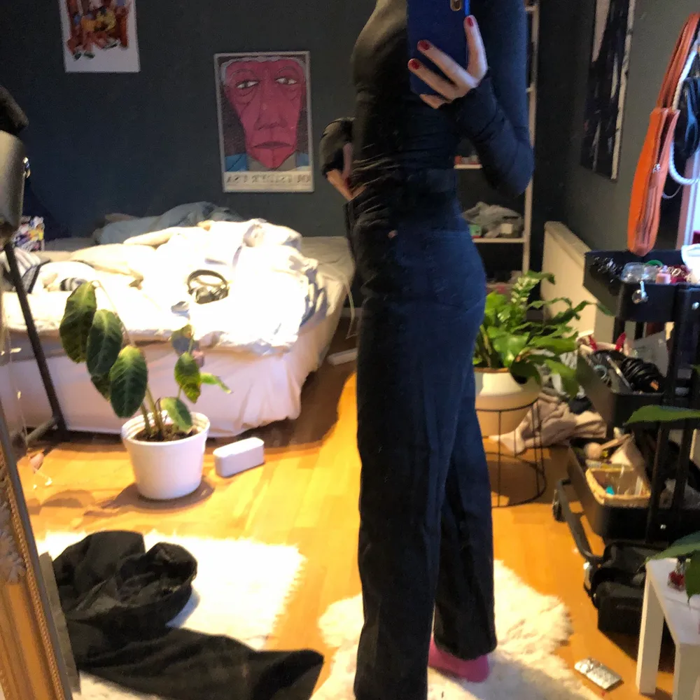 Ett par raka jeans från Monki i modellen Taiki higwaisted, de är i stl 24 eller en xs, lite korta på mig som är 164!😊. Jeans & Byxor.