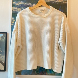 MONKI VIT STICKAD TRÖJA XS - Supermjuk och användbar vit tröja, perfekt att ha skjorta under 🤍🦢🐚☁️  passar mig som är XS/S