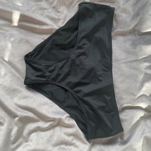 Oanvänd bikiniunderdel  - Hög midjad bikiniunderdel, oanvänd 