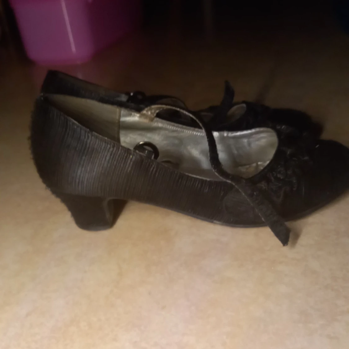 Svarta klackskor 50 kr + frakt 15 kronor