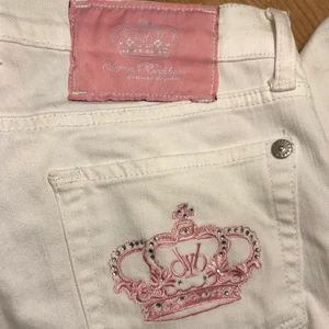 Viktoria Beckham Lågmidjade Jeans - Jag har köpt dessa på Plick, superfina men för långa på mig som är 157 och därför aldrig använda. Behöver vika in byxorna vid fötterna för annars är de för långa. De är vita med rosa kronor på bakfickorna, väldigt lågmidjade och har inga fläckar. Skulle säga att de är mer bootcut än straight fit. Har ej strykt de på bilden så därför lite skrynkliga. Säljer för 450 men har budgivning om flera är intresserade🌺