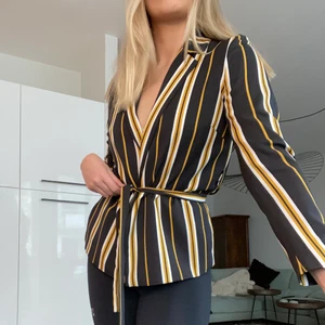 Randig Blazer - Blazer från Soaked in Luxury. Bandet i midjan går att justera utifrån hur tight man vill ha det. Stl M men passar mig som vanligtvis bär mellan stl 36-38🥰