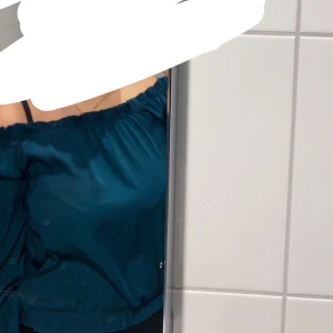 Blus - Jätte fin tröja som jag inte använder då jag inte använder sådan färger Tröjan kan du både ha på Axlarna eller ta ner Färgen är väldigt cool blå Pris kan alltid diskutera Frakten står du för 