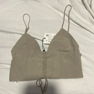 Zara topp - Säljer denna helt nya zara topp så den var för liten för mig. Den är helt slutsålt så hemsidan. Köpare står för frakten💕
