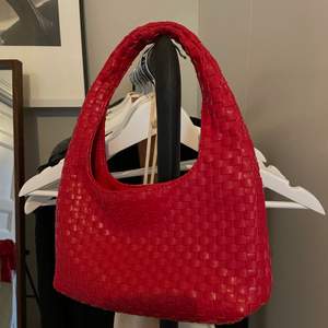 Slutsåld Bottega veneta inspirerad väska från nakd, använd typ 3 gånger❤️ väskan är röd inte rosa