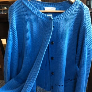 Odd molly kofta - Blå odd molly kofta som är en sample, så svårt att hitta idag. Den är i storlek M ungefär, sitter lite oversized på mig som är en S och låång i ärmarna:) perfekt för en sommarkväll